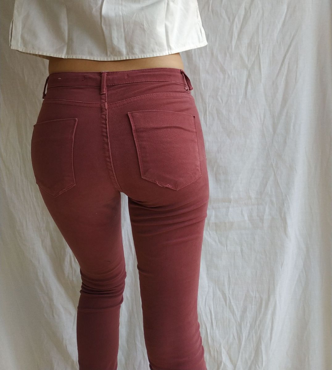 calça jeans bordo feminina