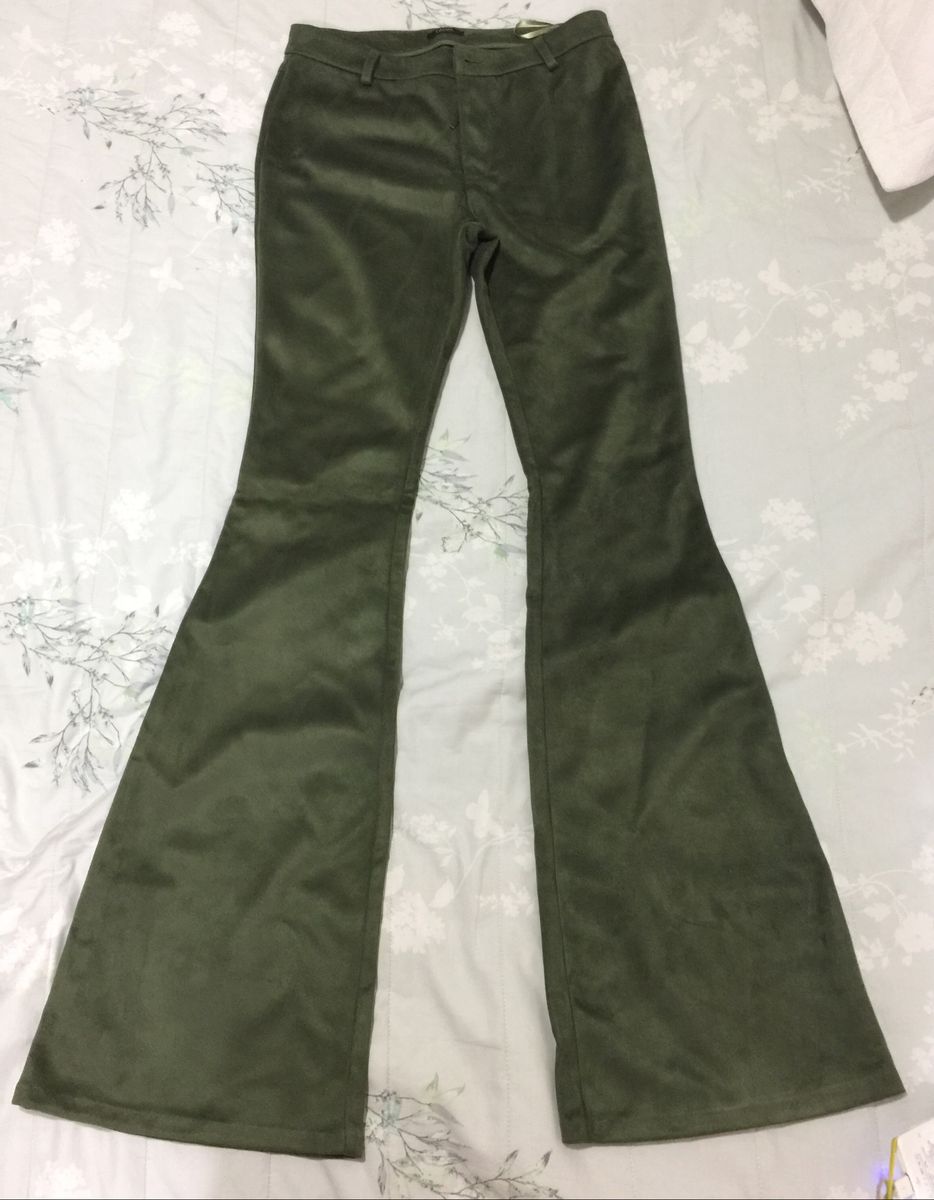 calça flare verde musgo