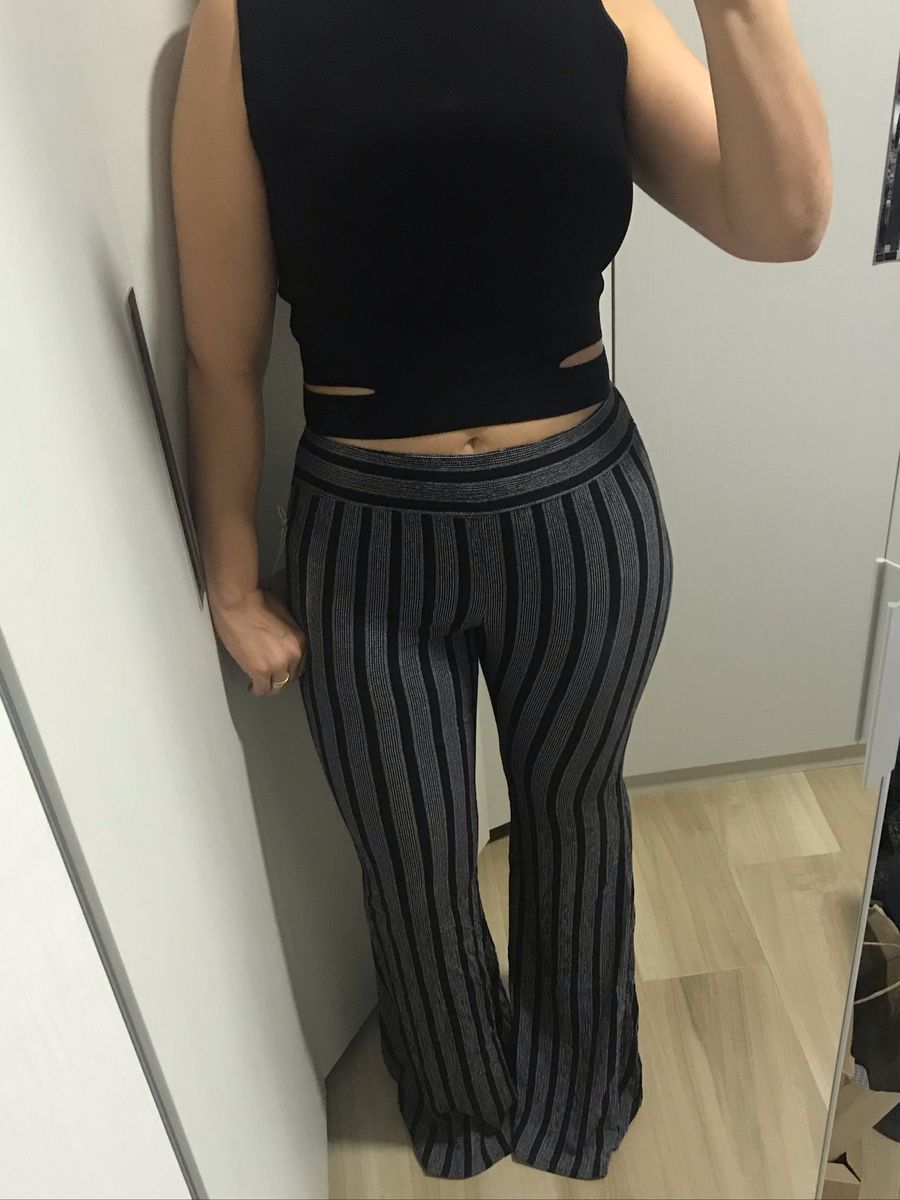 calça flare listrada preta e branca