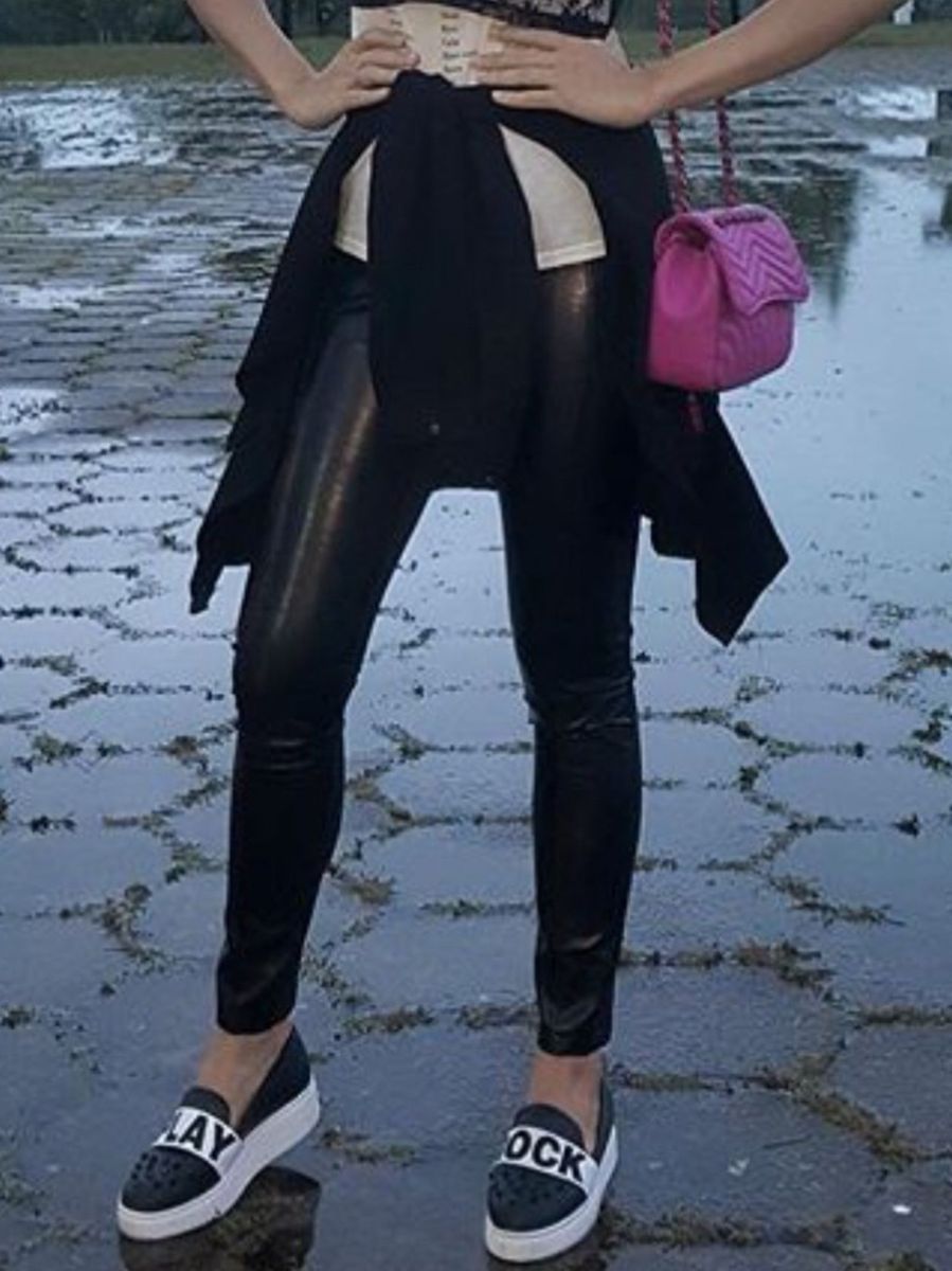 calça de couro feminina renner