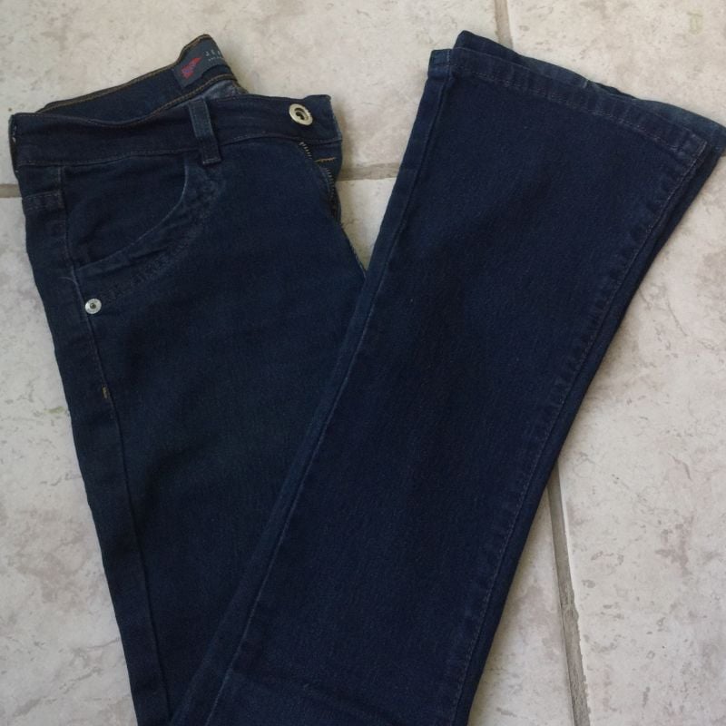 calça de napa boca de sino