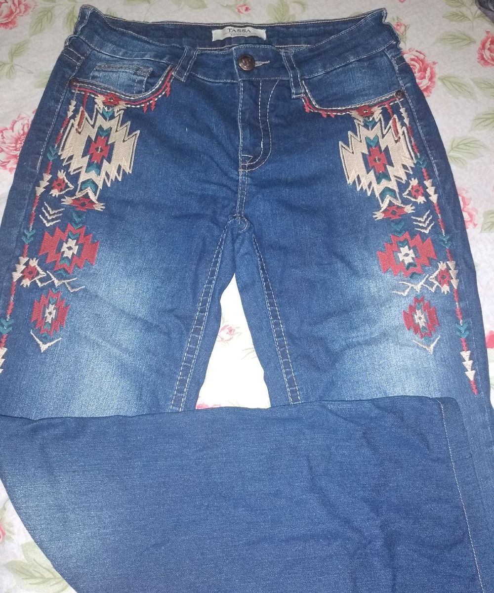 calça bordada tassa
