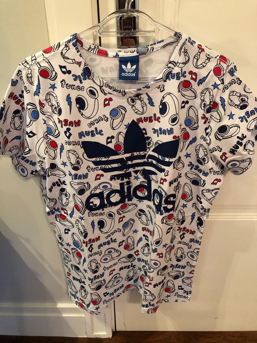 camiseta adidas estampada