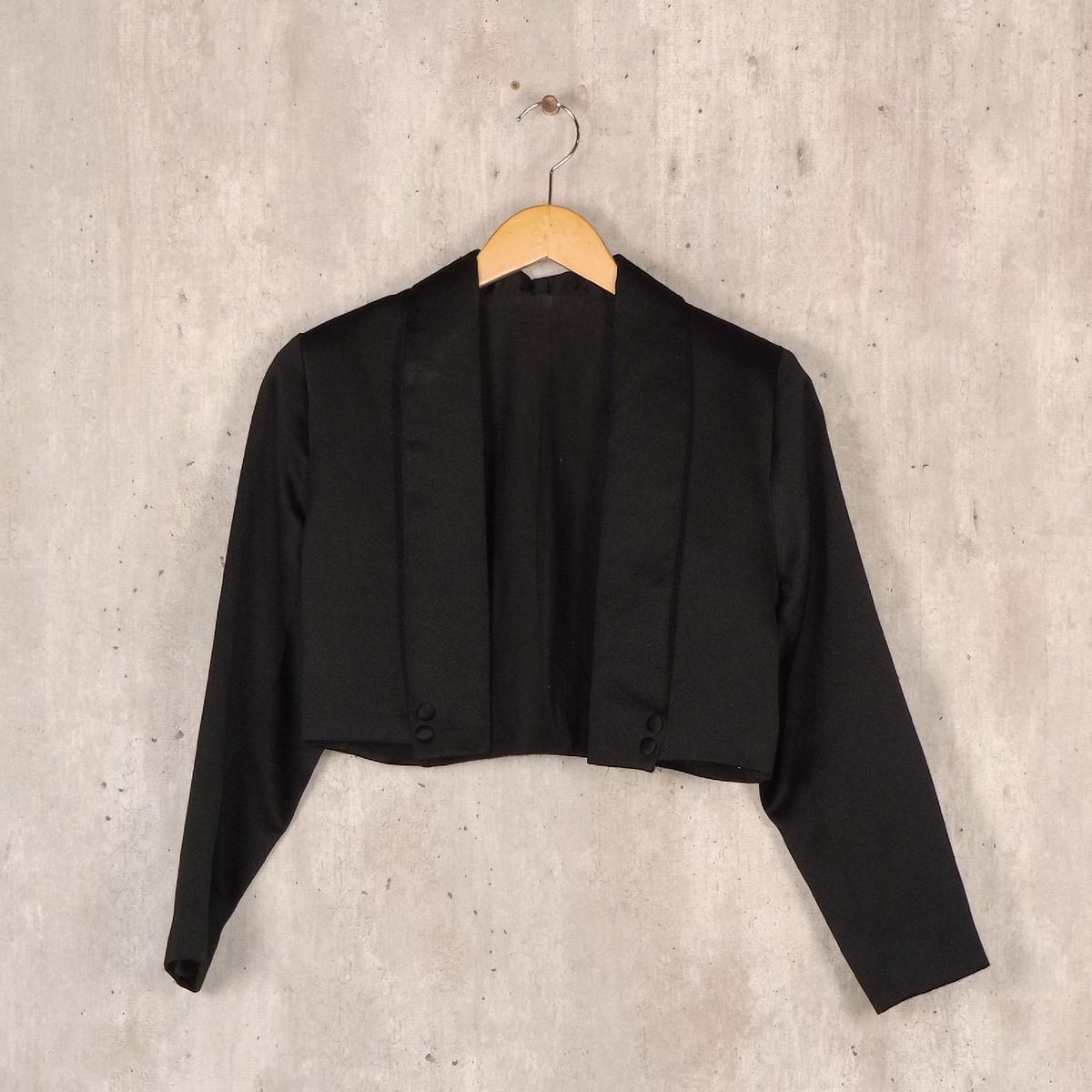 casaco preto curto feminino