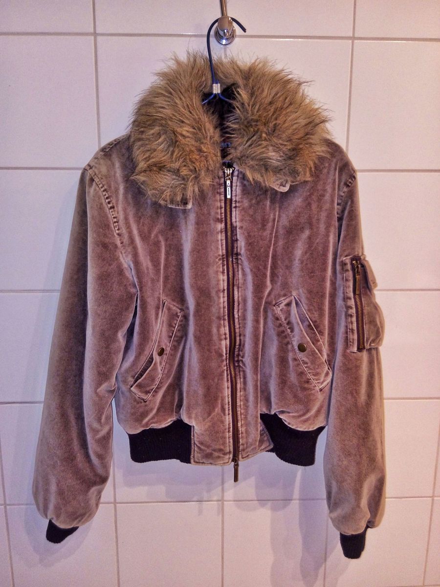 jaqueta marrom com capuz