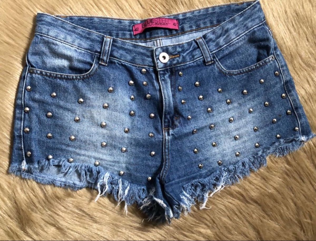 short jeans com tachinhas
