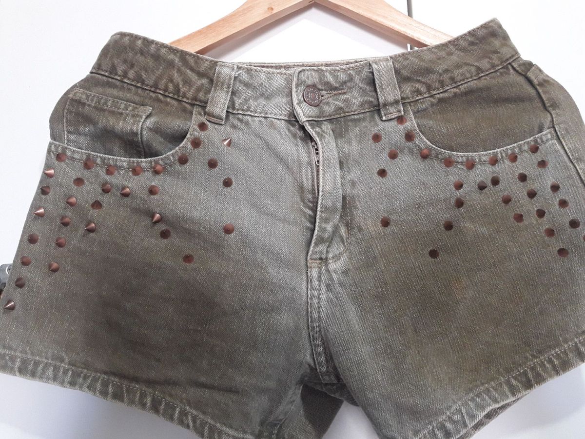 short jeans com tachinhas