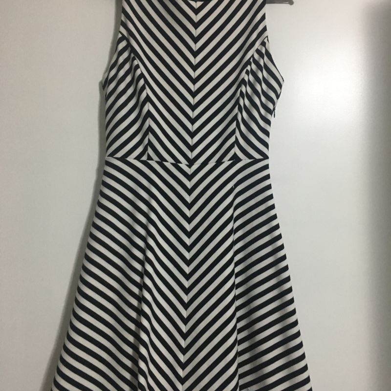 vestido preto gola branca forever 21