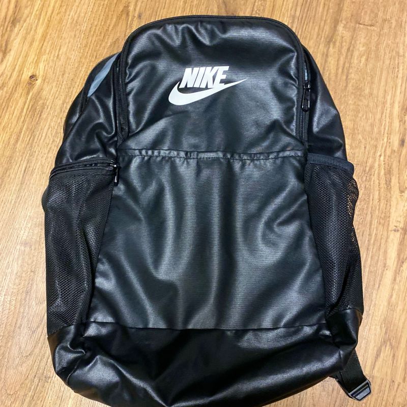 mochila nike brasilia backpack m - 24 litros 9.5 (Laranja) Small interior zip pocket offers a secure space for valuables.Haul loop gives you an alternative carrying option.Internal sleeve stores a laptop up to 15 Mochila Nike Brasilia 9.5 Unissex