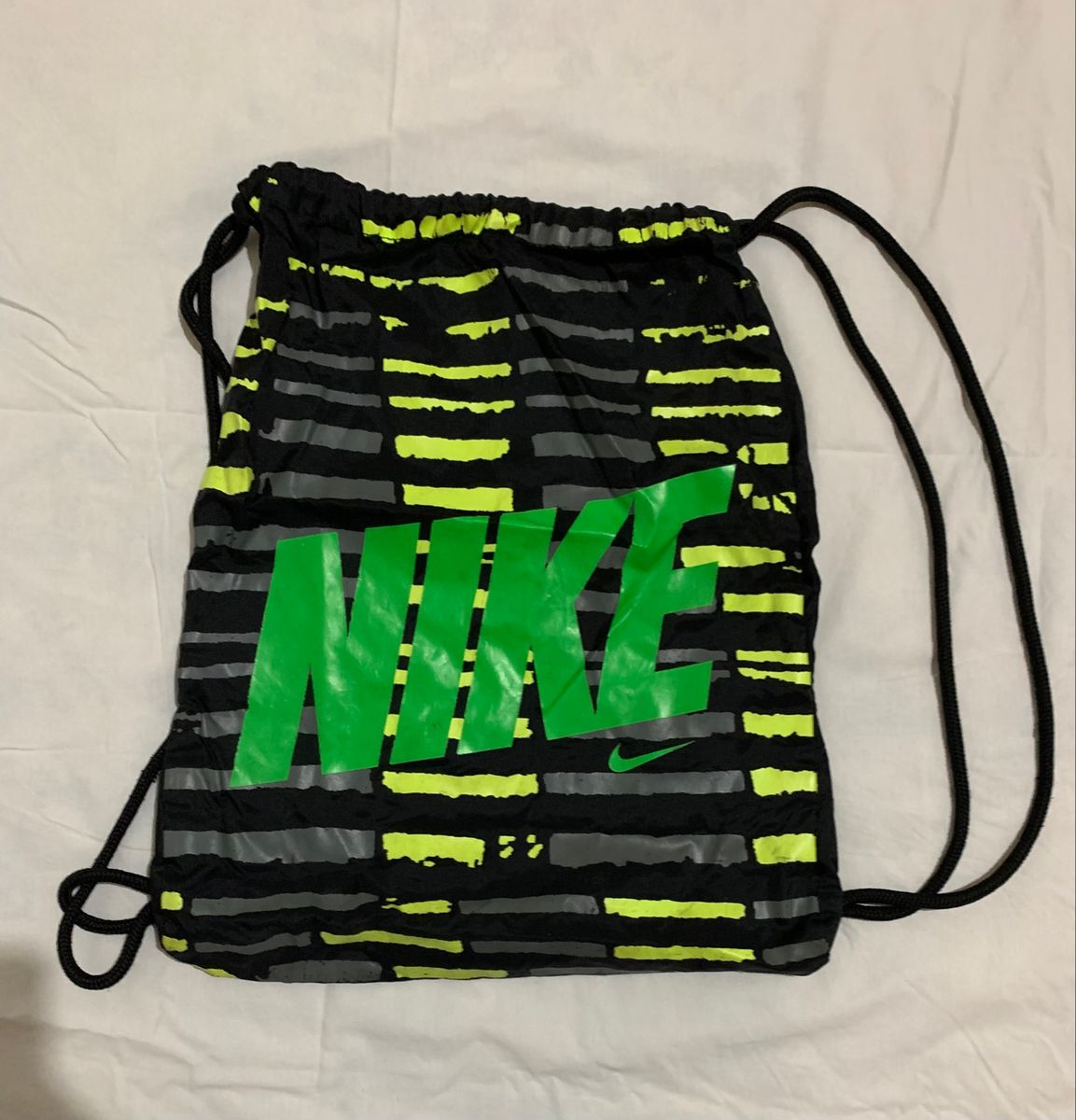 Mochila nike hotsell preta e verde