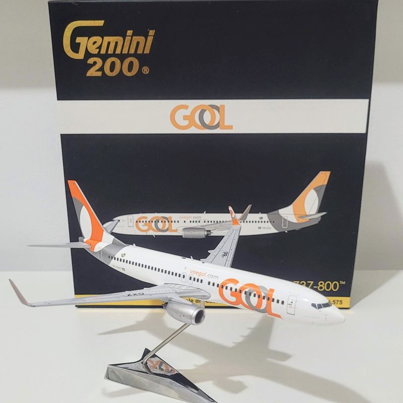 Modelo em Miniatura Avião Gol 737-800 1:200 | Item de Decoração Gemini Jets  Usado 67185709 | enjoei