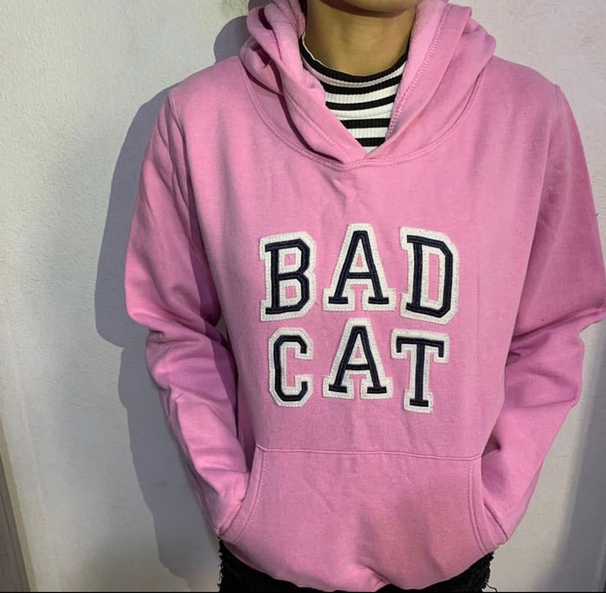 Blusão Moletom Canguru Rosa Bad Cat com Bolso Frontal e Touca