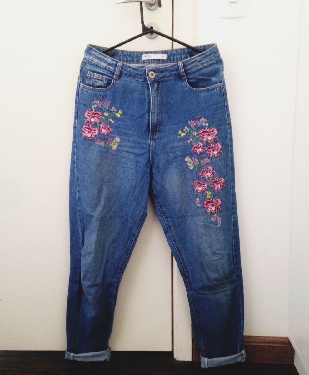 calça jeans bordada com flores renner