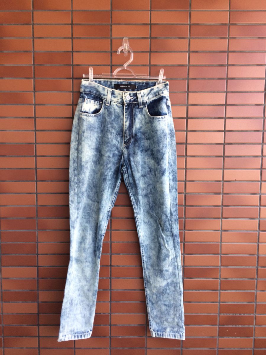 calça mom jeans marmorizada