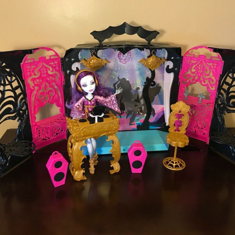 Monster High 13 Wishes shops Party Lounge & Spectra Vondergeist Doll Playset