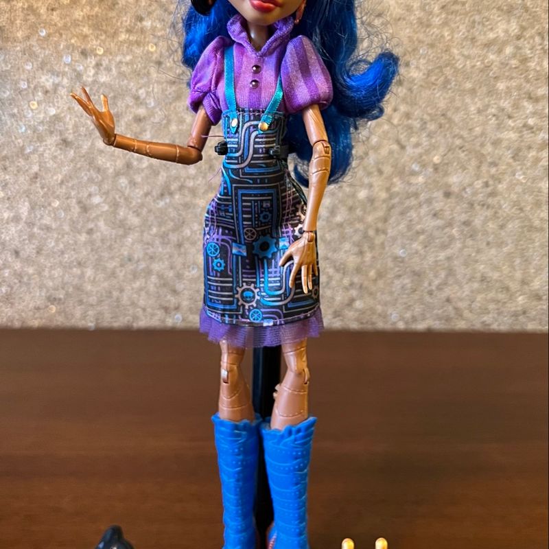 Boneca Monster High Robecca Aula de Arte - Mattel - A sua Loja de  Brinquedos, 10% Off no Boleto ou PIX