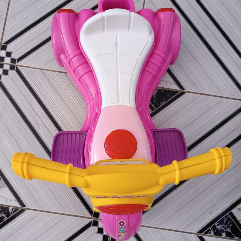 Motinha Infantil Rosa e Amarelo  Item Infantil Triciclo Usado