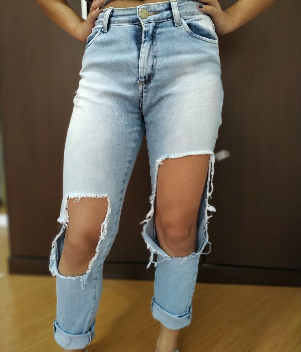 calça muito rasgada