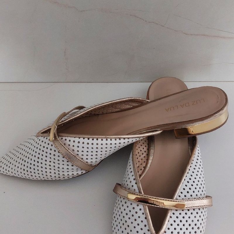 Mule Luz da Lua 37, Couro Bico Fino, Branco e Dourado Sapato Feminino  Luz Da Lua Usado 109908972 enjoei