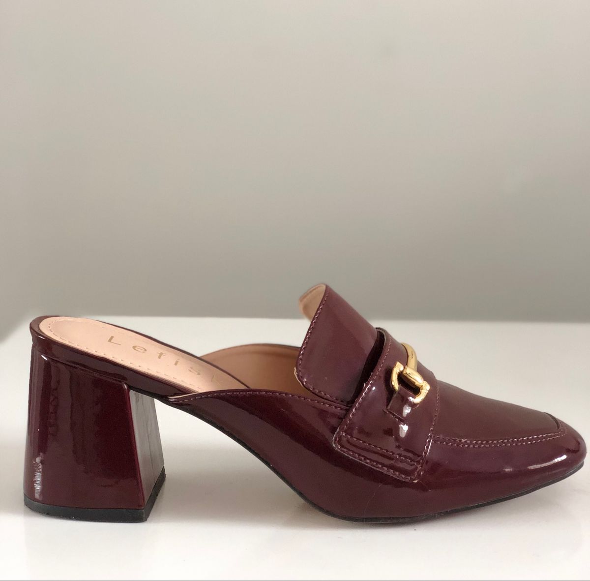 sapatos femininos cor vinho