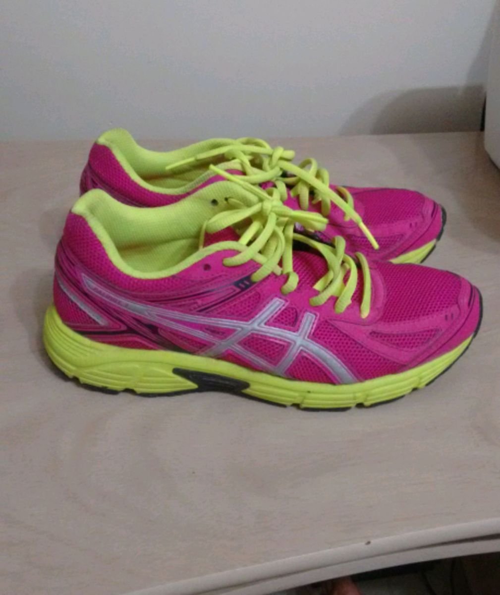 tenis asics feminino neon