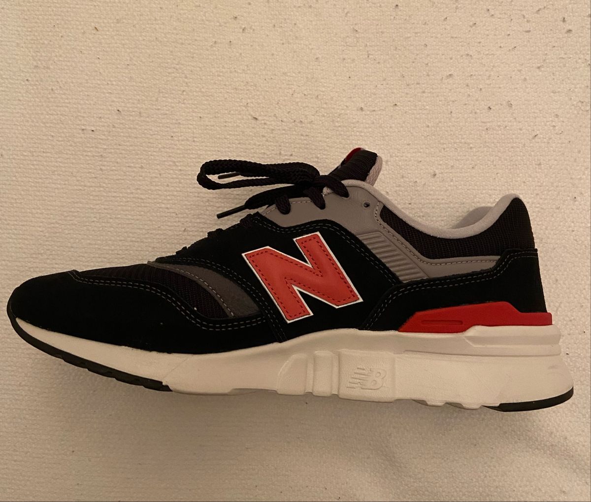 new balance preto e vermelho