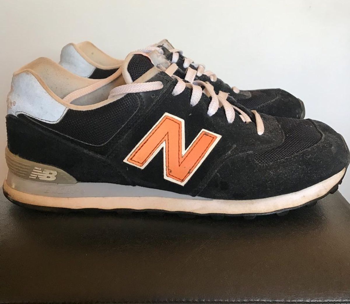 new balance preto e laranja