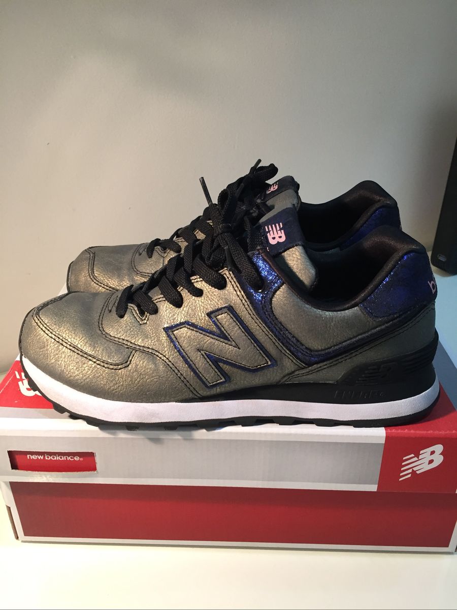 tenis new balance dourado