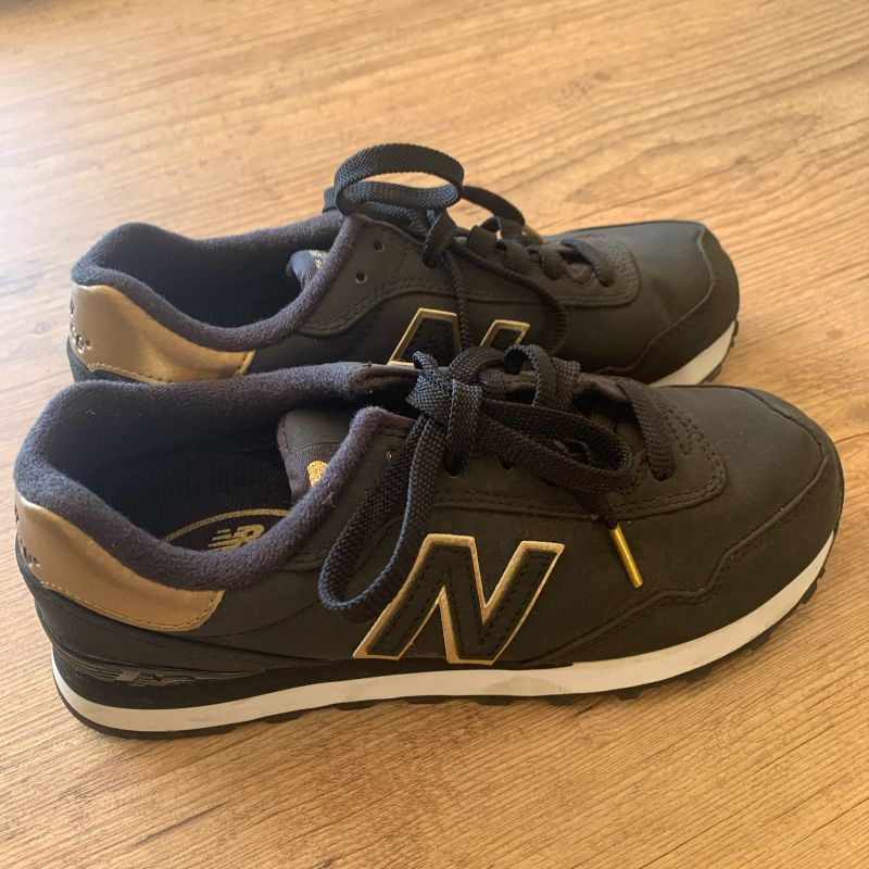 New Balance Preto e Dourado Tênis Feminino New Balance Nunca