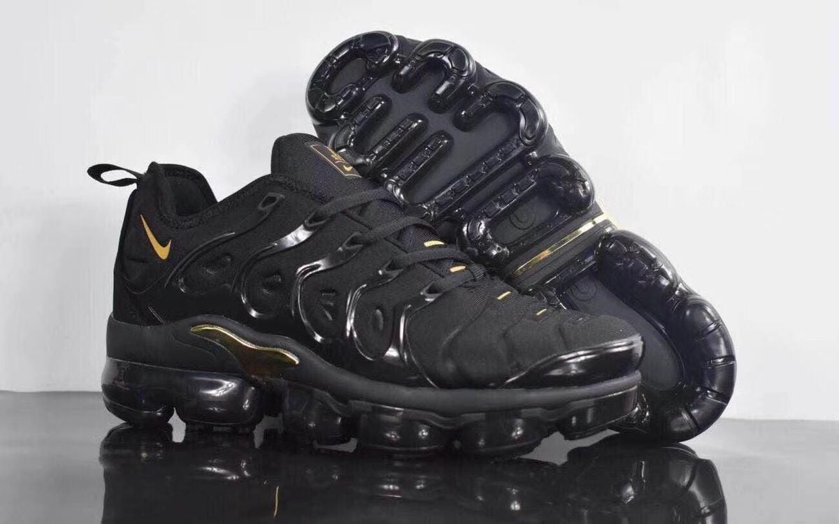 tenis nike vapormax preto com dourado