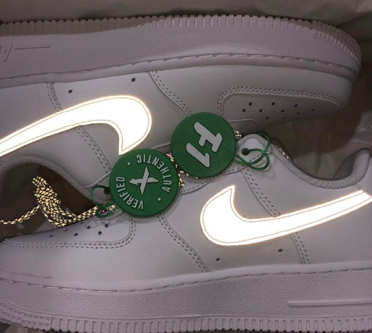 tenis nike refletivo feminino