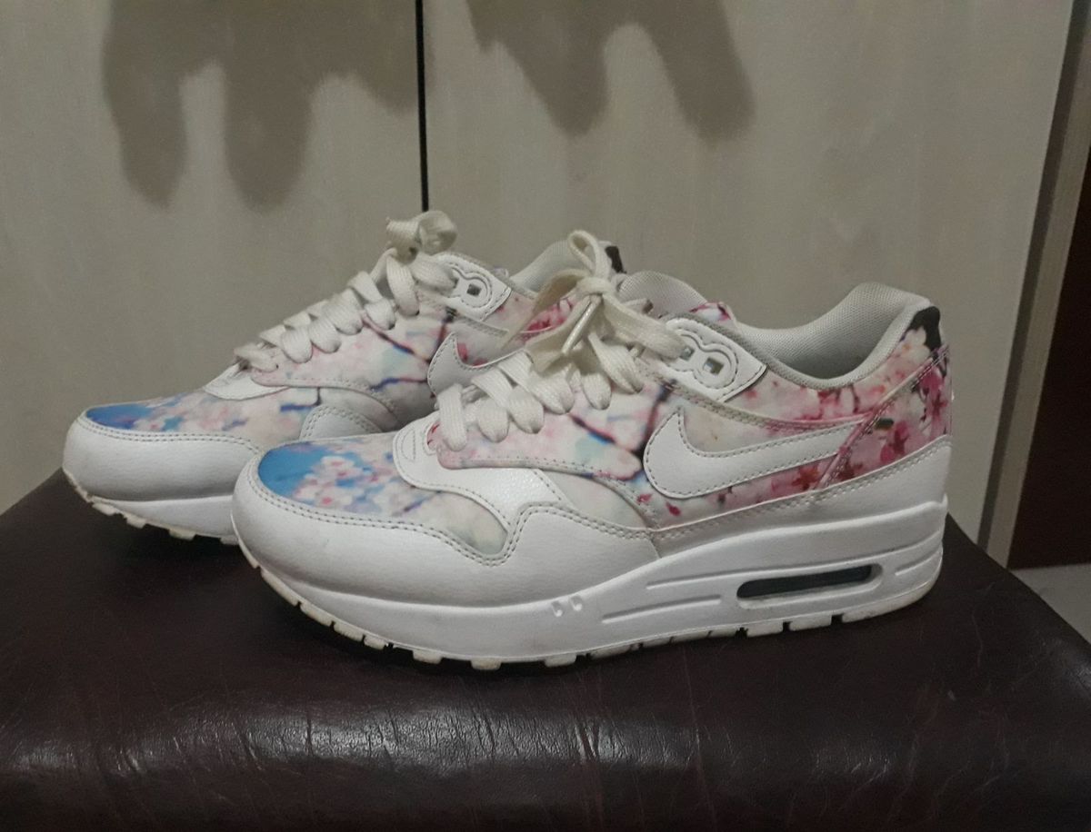 tenis nike preto com flores