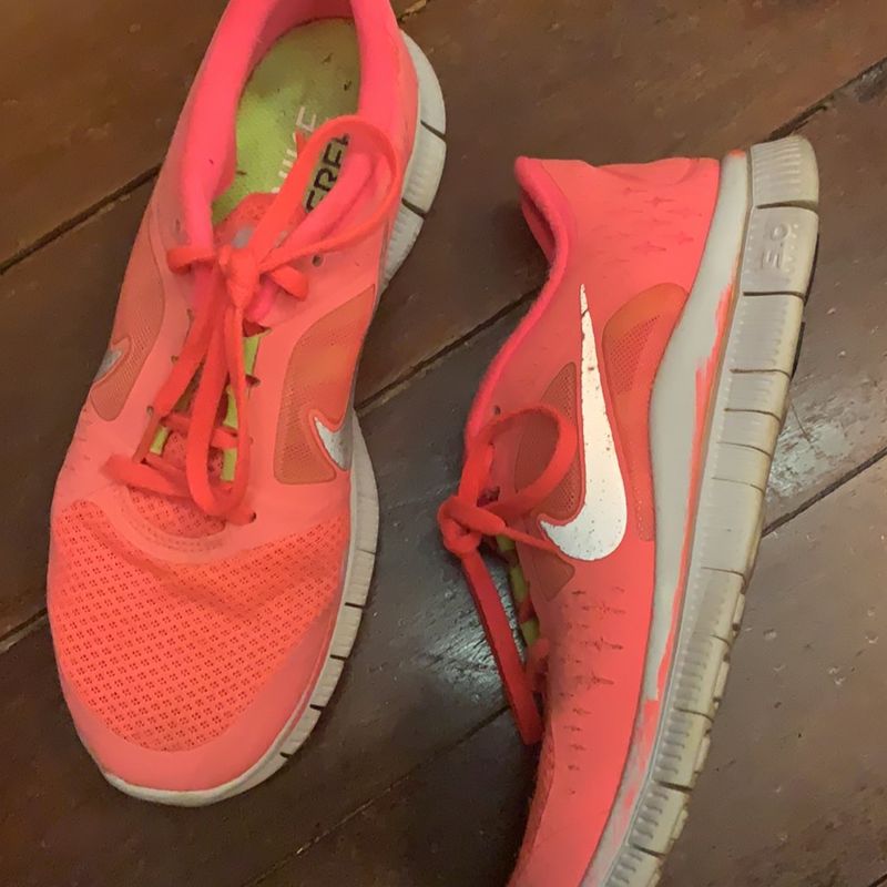 Tenis nike rosa store fluorescente