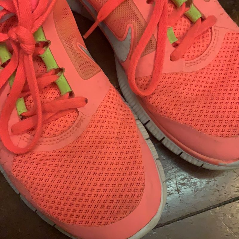 Nike free neon store pink