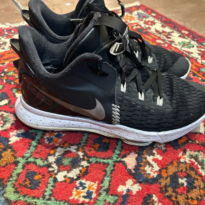 Nike lebron james usado 2025