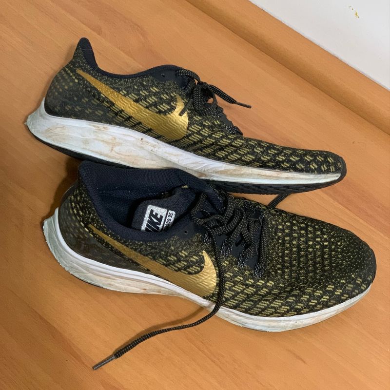 Nike air pegasus sales black and gold