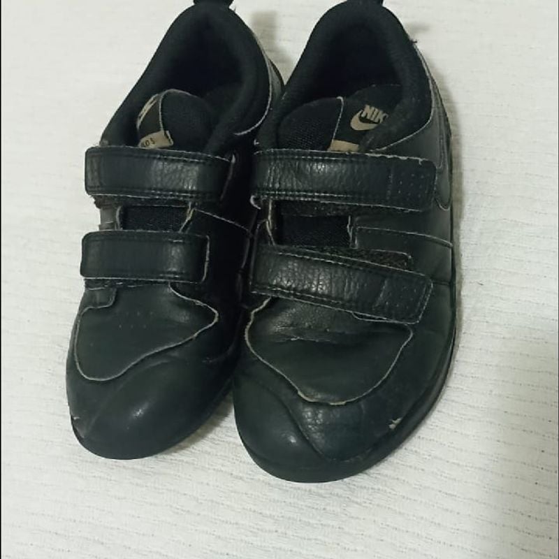 Black best sale nike velcro