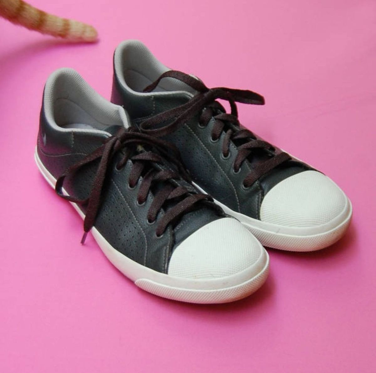 tenis preto com ponta branca