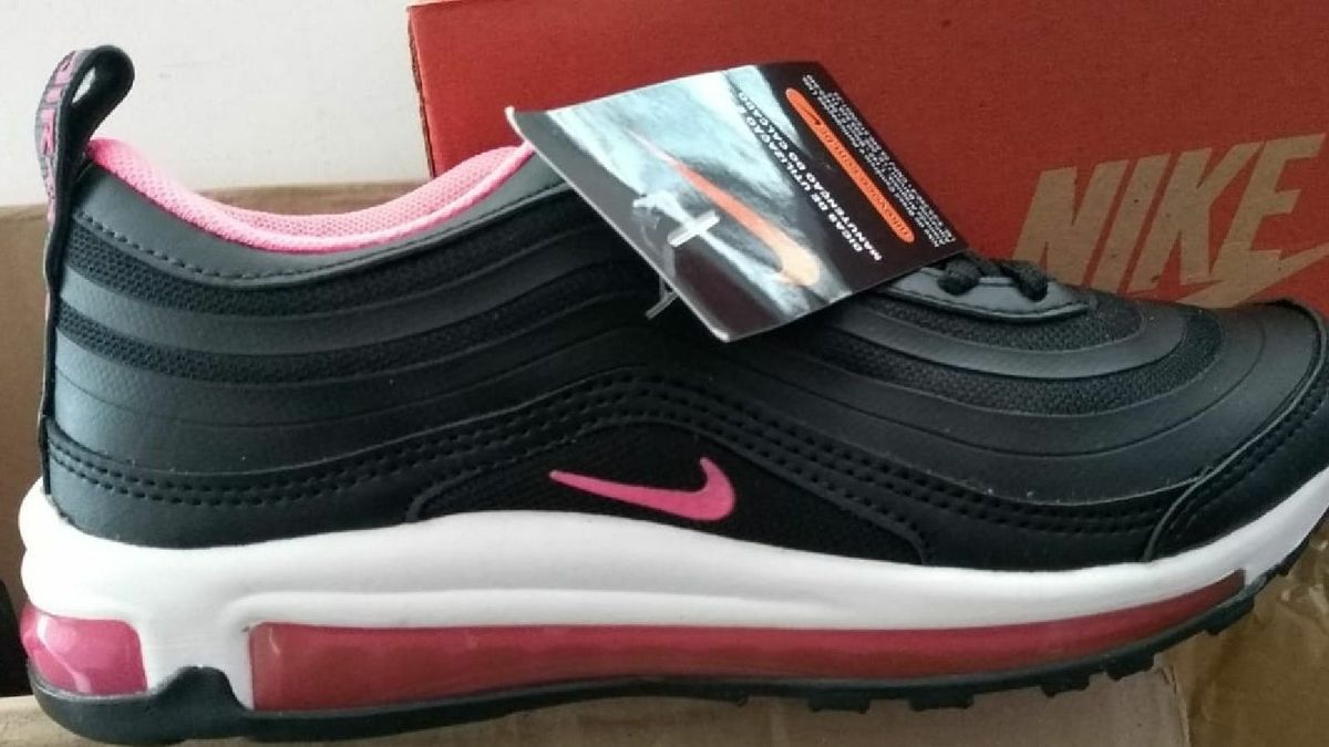 tenis nike preto com simbolo rosa