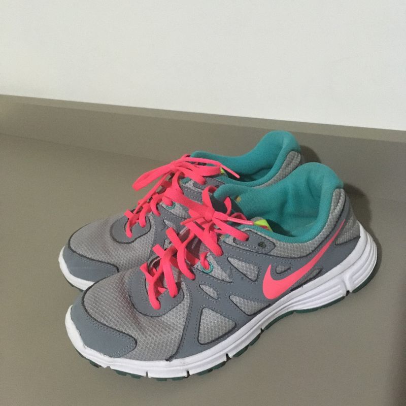 Nike revolution cheap grey pink