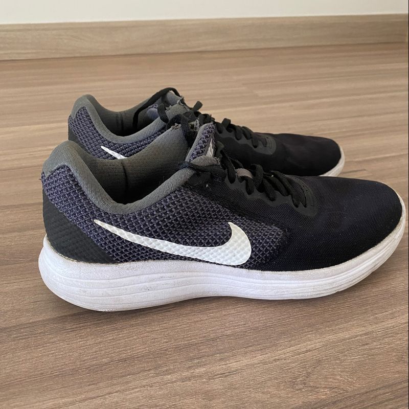 Nike revolution 3 store black and white