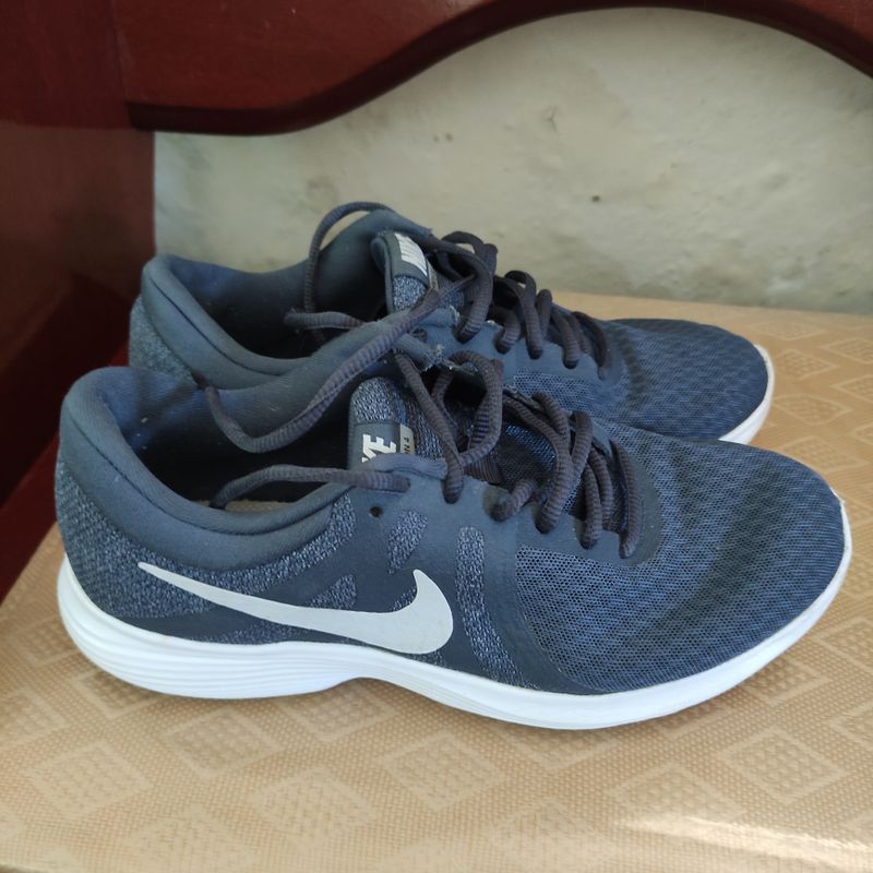 Nike revolution cheap 4 grey red