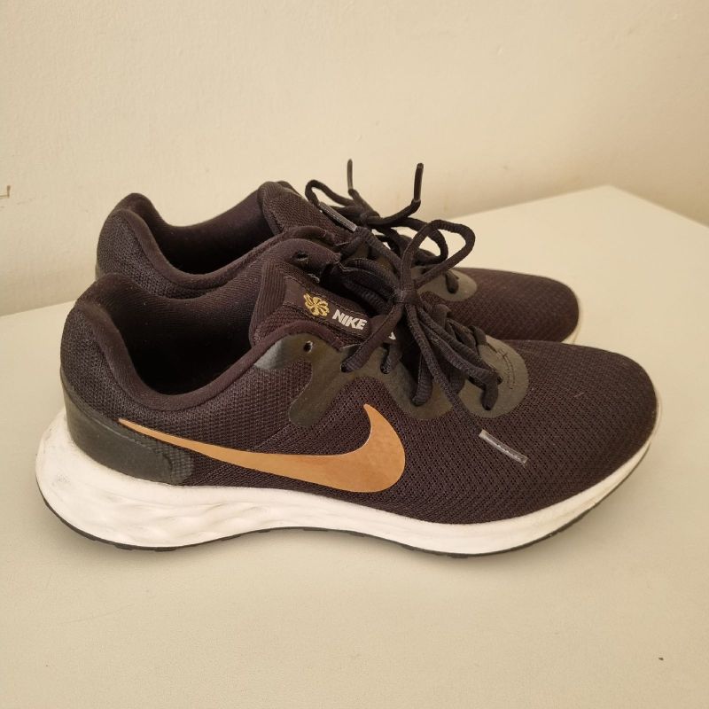 Nike preto com dourado hot sale feminino