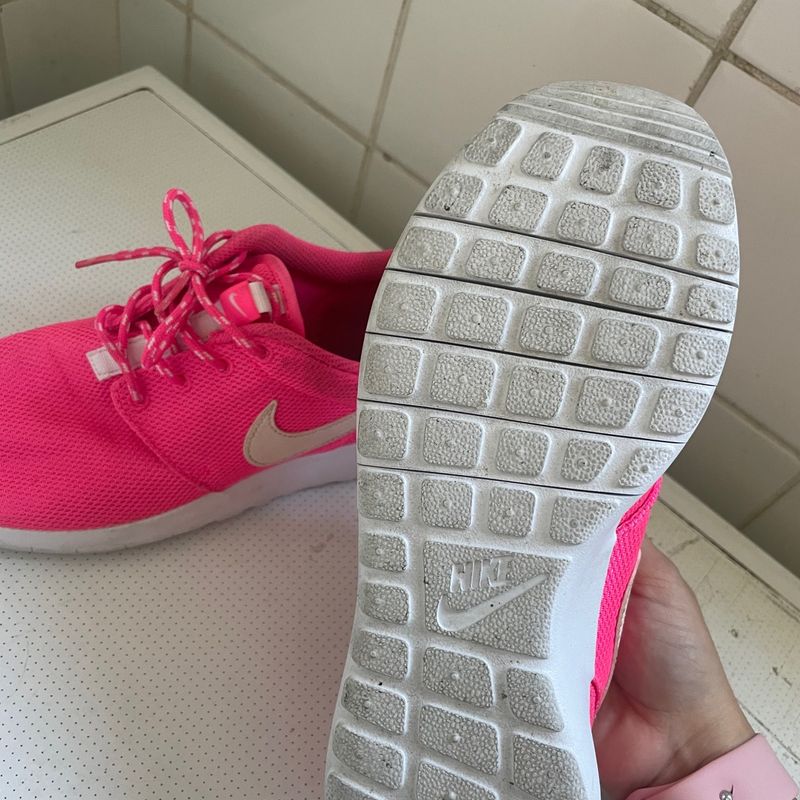 Nike roshe run store pink and grey