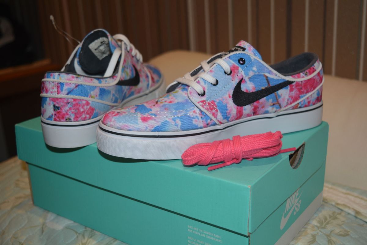 tenis nike preto florido
