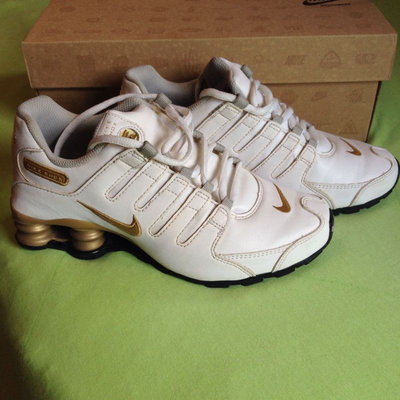 Nike shox nz branco e sale dourado