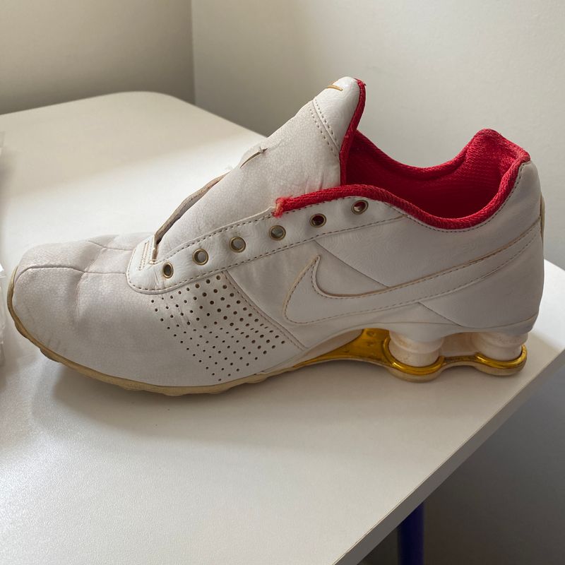 Nike shox branco e 2024 dourado