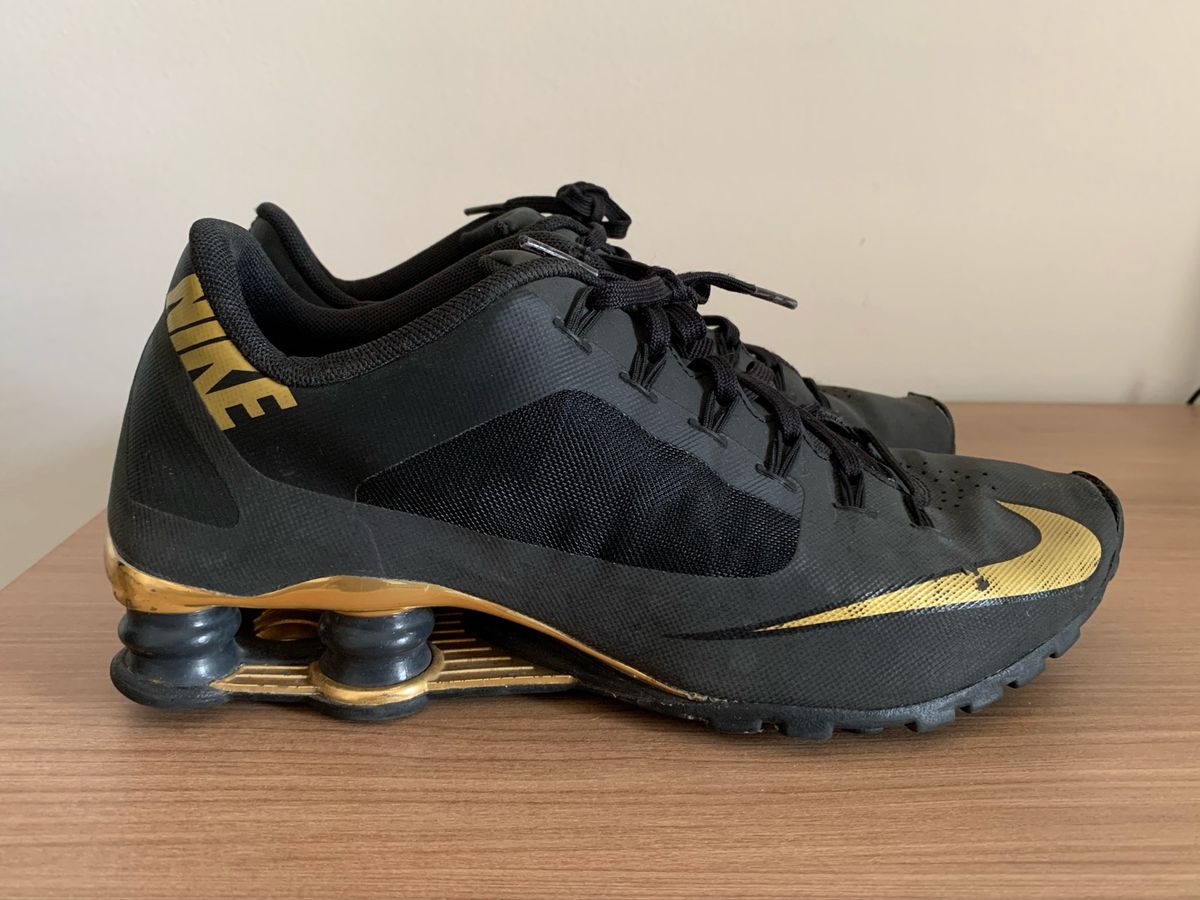 Nike shox shop preto e dourado