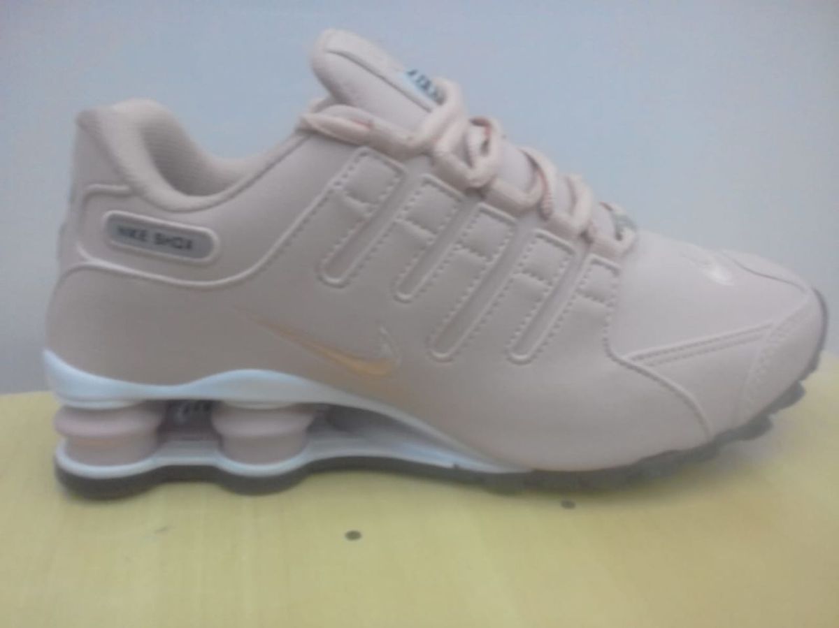 tenis com mola embaixo