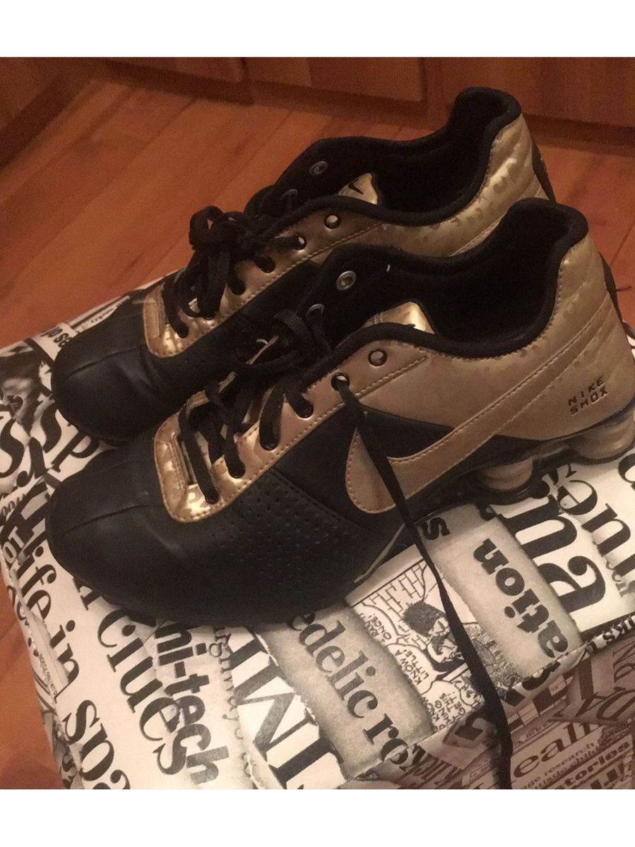 tenis nike shox preto e dourado